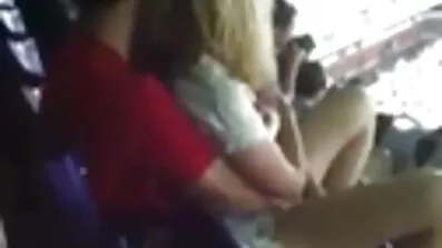 Milf ជាមួយ tits តូចបានផ្ដល់ឱ្យមិត្តប្រុសវ័យក្មេងជាមួយនឹងនៅក្នុង Pussy