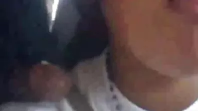 Lass ក្នុង fucks pantyhose បម្លែងអ្នកបើកតាក់ស៊ីនៅកៅអីខាងក្រោយ