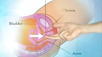 ក្មេងស្រីត្រេកត្រអាល masturbates pussy និងត្រូវបាន fucked ដោយមិត្តប្រុស
