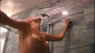 អាស៊ី fucked ដោយហ្វូងមនុស្សជាអំណោយសម្រាប់ឆ្នាំថ្មីមួយ