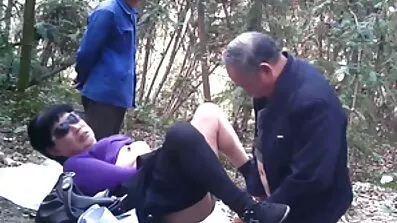 Chick ស្ដើង fucked ដោយហ្វូងមនុស្សនៅក្នុងរន្ធទាំងអស់សម្រាប់បំណុល