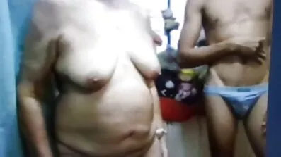 ស្រ្តីស្រស់ស្អាតខ្លាំង masturbates pussy នៅក្នុងផ្ទះបាយនៅក្នុងភាពឯកោដោយខ្លួនឯង