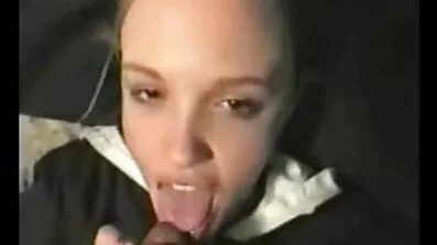 Mulatto ស្គមស្គាំងជាមួយ tits តូចវាយប្រហារ pussy នៅលើជល់ធំ