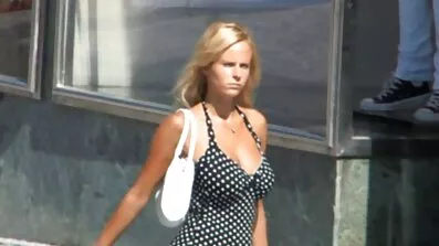 Milf ប៍នតង់ដេជាមួយ Fucks ទឹកដោះគោស៊ីលីកូនក្តៅជាមួយបុរសស្បែកខ្មៅ