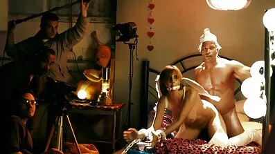 Dude ដាំមួយដ៏ធំនៅក្នុងផ្អៀង pussy នៃពណ៌ទង់ដែងមួយជាមួយនឹងសត្វលាដ៏ធំមួយ។