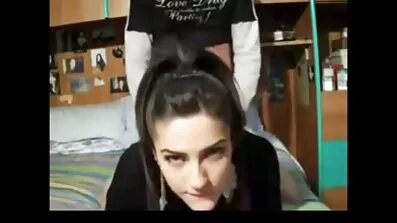 ភរិយាខៀវភ្នែកបានផ្ដល់ blowjob មួយនិង masturbated ជាមួយប្តីរបស់នាង,នាំគាត់ទៅ Cumshot