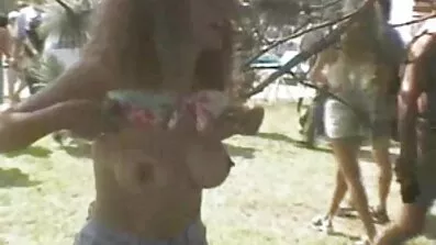 អ្នកថតរូបស fucks ស្ត្រីខ្មៅម្នាក់ដែលមានសក់ពណ៌ផ្កាឈូកនិងកាត់សក់ខ្លី