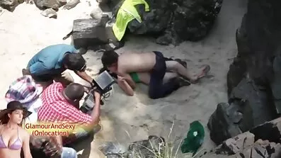 ក្មេងស្រីដែលមានសត្វលាធំ masturbates កោរ pussy ជាមួយរំញ័រ