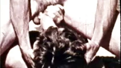 បុរសម្នាក់ fucked mulatto មួយនៅក្នុងផងដរនិងបានមកនៅលើមុខរបស់នាងនៅពេលយប់