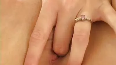 Deliveryman វ័យក្មេង fucks សាក់ Milf ជាមួយ tits ស៊ីលីកូន