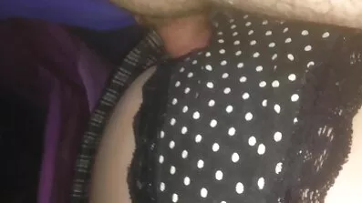 Lovelace ជំនាញទន់ភ្លន់ fucked ភាពស្រស់ស្អាតស្ដើងនៅក្នុង pussy នៅក្បែរចង្ក្រាននោះ។