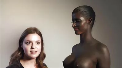ចាស់ទុំ ebony fucks ក្មេងស្រីស្គមស្គាំងវ័យក្មេងនៅក្នុងសត្វលាជាមួយនឹងការជល់ធំ