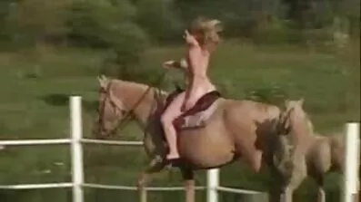បុរសម្នាក់ fucks ប៍ននៅក្នុង pussy និងរវាង tits ធំ