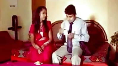 បុរសម្នាក់ fucked ក្មេងស្រីនៅក្នុងសត្វលាដ៏ស្រស់ស្អាតបន្ទាប់ពីផ្កាឈូក