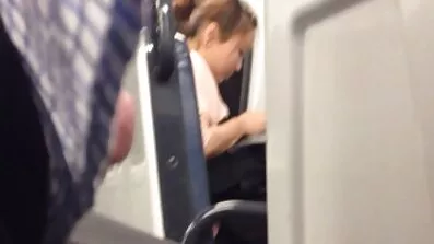 បុរសម្នាក់ fucked មិត្តស្រីស្គមស្គាំងរបស់គាត់មុនពេលទៅសម្រាប់ការដើរមួយ