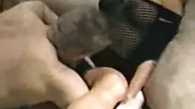 Ebony cuckold និងមិត្តភក្តិរបស់គាត់ fuck ក្មេងស្រីម្នាក់ដែលមានការជ្រៀតចូលសពីរដង
