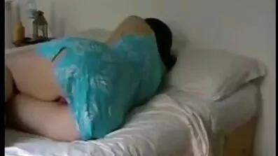 ភ្ញាក់ឡើងវ័យក្មេងនិង busty ថើបរបស់ Kris និង fucked នៅលើគ្រែ