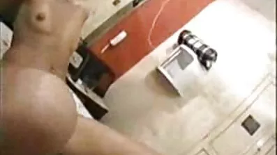លាធំ Milf បានរួមភេទជាមួយបុរសម្នាក់បរទេសនៅលើគ្រែ