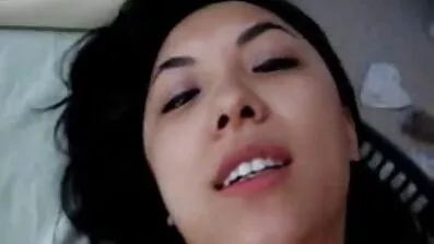 បុរសម្នាក់ fucked មួយហុងគ្រីវ័យក្មេងនៅក្នុង pussy កោរនិងបានបញ្ចប់នៅខាងក្នុង