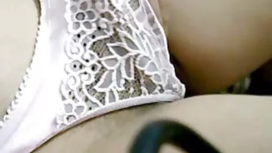 ក្មេងស្រី ragazza អាគ្នេយ៍ masturbates pussy នៅក្បែរចង្ក្រាននេះ
