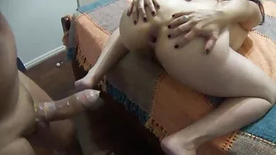 សត្វមាន់ជាច្រើនជាមួយនឹង tits ធំមានការរួមភេទជាមួយដៃគូរបស់ពួកគេ