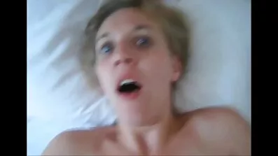 Chick លើកាលបរិច្ឆេទ fucked រន្ធគូថដូចឆ្កេមួយ