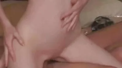 ប៍នតង់ដេ masturbates ខ្លួននាងទាំងពីររន្ធជាមួយក្មេងលេងនិងម្រាមដៃ