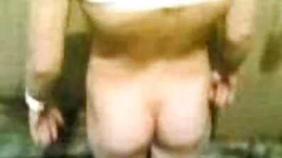 Ebony ធំ fucks ជល់មាន់តឹងក្មេងស្រីម្នាក់ជាមួយនឹងការចាក់សាក់