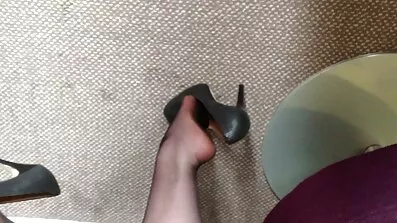 បុរសម្នាក់ fucked នៅក្នុង pussy និងលាដោយស្ត្រីមេផ្ទះឯកោនៅលើតុ