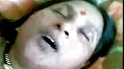 បុរសម្នាក់ fucked នៅក្នុងមាត់និងទ្វារមាសមានរោមនៃ mulatto រំភើប