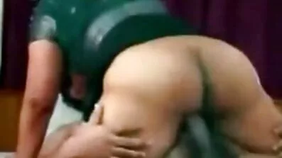 វ៉ែនតា MILF ទទួលបាន cumshot ពីគូស្នេហ៍វ័យក្មេង