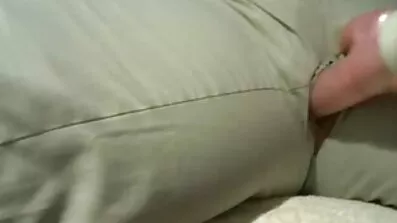 Lovelace fucked ប៍នស្ដើងក្តៅនៅក្នុង pussy និង cumshot នៅលើជើង