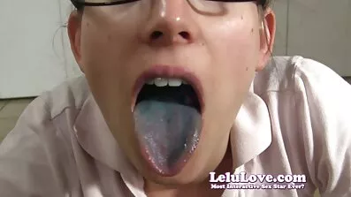 Ebony ឆ្កេ fucked ប្រហែលនៅក្នុងបំពង់កហើយបន្ទាប់មក fucked នៅក្នុង Pussy។