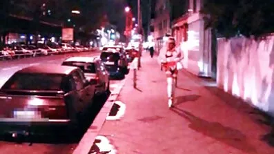 ស្រីស្អាតនេះក៏ទទួលបានការ fucked ជាមួយ strap នៅលើ