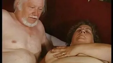Swingers fuck ភរិយារបស់គ្នាទៅវិញទៅមកនៅក្នុងរន្ធគូថ gangbang