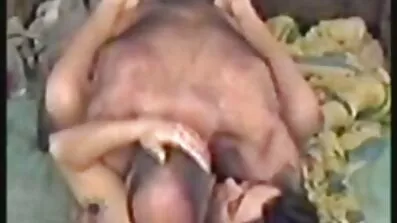 បុរសម្នាក់តិចតួច fucked ម៉ាស្សាធាត់ក្នុងលា