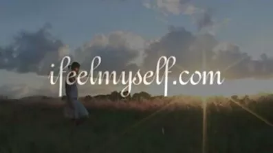 Brunette គួរឱ្យស្រលាញ់ fucked នៅក្នុង pussy ជាមួយ zucchini នៅក្នុងផ្ទះបាយ