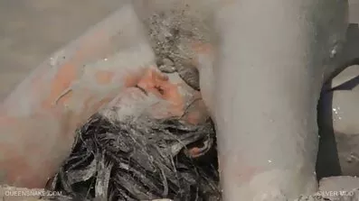 ពីរនាក់ហ៊ាន upskirt fucked ដោយបុរសពីរនាក់នៅក្នុង orgy រន្ធគូថ