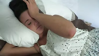 Milf ជាមួយនឹងរាងកាយកីឡាដាក់ pussy នៅលើផ្អៀងបុរសម្នាក់ទំពែករបស់