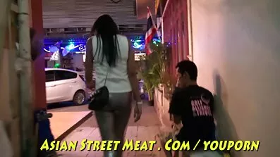 Ebony ធំ fucked ស្បែក bionda blonde នៅក្នុងសត្វលា pussy និងតឹងរបស់នាង