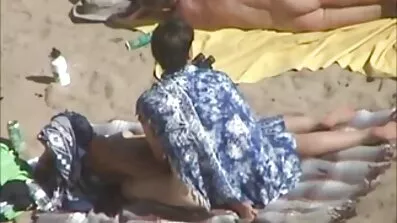 សត្វមាន់ផ្សេងគ្នា fuck pussy ជាមួយម្រាមដៃនិងធ្វើ cunnilingus នៅលើគ្នាទៅវិញទៅមក។